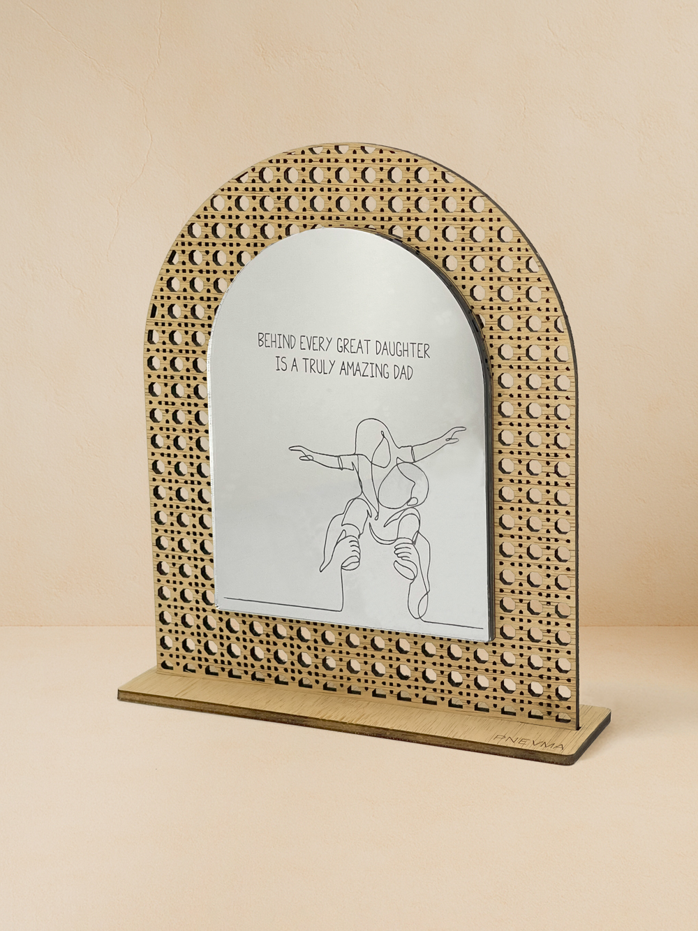 Ξύλινο επιτραπέζιο διακοσμητικό με μοτίβο rattan και καθρέπτη που γράφει «Behind every great daughter is a truly amazing dad» και δείχνει πατέρα με κόρη.