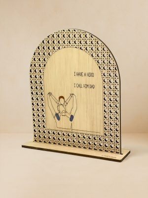 Ξύλινο επιτραπέζιο διακοσμητικό με μοτίβο rattan που γράφει «I have a hero, I call him Dad» και φιγούρα πατέρα‑παιδιού.