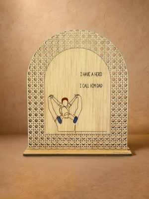 Ξύλινο επιτραπέζιο διακοσμητικό με μοτίβο rattan που γράφει «I have a hero, I call him Dad» και φιγούρα πατέρα‑παιδιού.