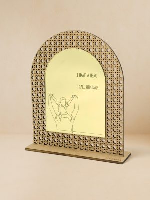 Ξύλινο επιτραπέζιο διακοσμητικό με μοτίβο rattan και καθρέπτη που γράφει «I have a hero, I call him Dad» και φιγούρα πατέρα‑παιδιού.