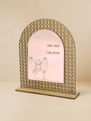 Ξύλινο επιτραπέζιο διακοσμητικό με μοτίβο rattan και καθρέπτη που γράφει «I have a hero, I call him Dad» και φιγούρα πατέρα‑παιδιού.