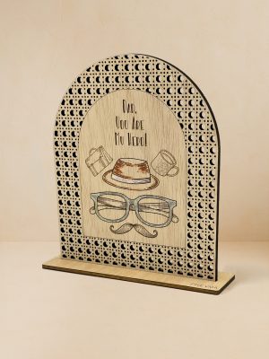 Ξύλινο επιτραπέζιο διακοσμητικό με μοτίβο rattan και χαραγμένο μήνυμα «Dad, you are my hero!» με καπέλο, γυαλιά, μουστάκι και κούπα.