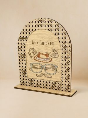 Ξύλινο επιτραπέζιο διακοσμητικό με μοτίβο rattan και χαραγμένο μήνυμα «Happy Father’s Day» με καπέλο, γυαλιά, μουστάκι και κούπα.