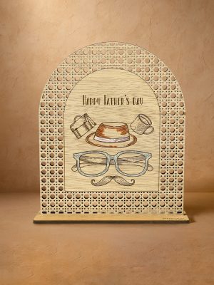 Ξύλινο επιτραπέζιο διακοσμητικό με μοτίβο rattan και χαραγμένο μήνυμα «Happy Father’s Day» με καπέλο, γυαλιά, μουστάκι και κούπα.