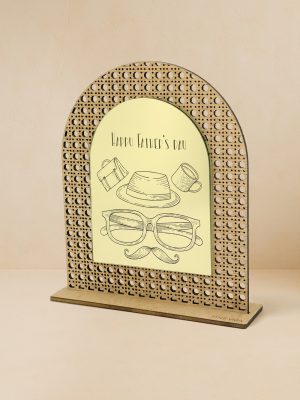 Ξύλινο επιτραπέζιο διακοσμητικό με μοτίβο rattan και καθρέπτη χρυσού χρώματος, χαραγμένο μήνυμα «Happy Father’s Day» με καπέλο, γυαλιά, μουστάκι και κούπα.