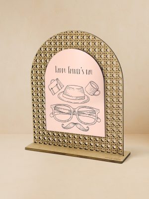 Ξύλινο επιτραπέζιο διακοσμητικό με μοτίβο rattan και καθρέπτη χρυσού χρώματος, χαραγμένο μήνυμα «Happy Father’s Day» με καπέλο, γυαλιά, μουστάκι και κούπα.