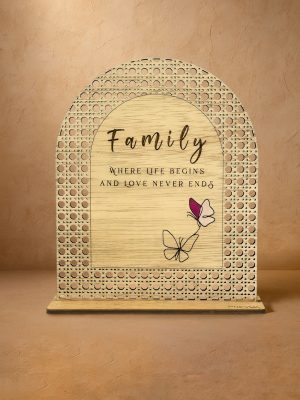 Ξύλινο επιτραπέζιο διακοσμητικό με μοτίβο rattan, που φέρει τη φράση «Family – where life begins and love never ends» και σχέδιο πεταλούδας.