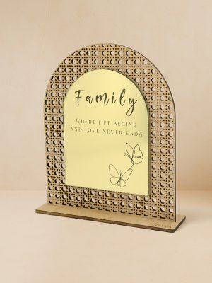 Ξύλινο επιτραπέζιο διακοσμητικό με μοτίβο rattan και καθρέπτη, που φέρει τη φράση «Family – where life begins and love never ends» και σχέδιο πεταλούδας.