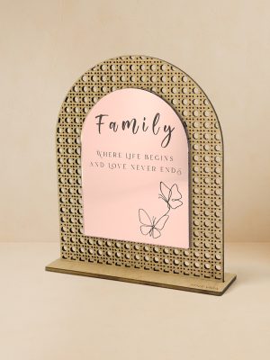 Ξύλινο επιτραπέζιο διακοσμητικό με μοτίβο rattan και καθρέπτη, που φέρει τη φράση «Family – where life begins and love never ends» και σχέδιο πεταλούδας.