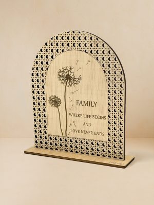 Ξύλινο επιτραπέζιο διακοσμητικό με μοτίβο rattan χαραγμένο σχέδιο πικραλίδας και τη φράση «Family – where life begins and love never ends»
