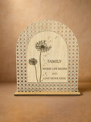 Ξύλινο επιτραπέζιο διακοσμητικό με μοτίβο rattan χαραγμένο σχέδιο πικραλίδας και τη φράση «Family – where life begins and love never ends»