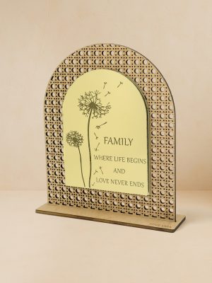 Ξύλινο επιτραπέζιο διακοσμητικό με μοτίβο rattan και καθρέπτης, χαραγμένο σχέδιο πικραλίδας και τη φράση «Family – where life begins and love never ends» Ξύλινο επιτραπέζιο διακοσμητικό με μοτίβο rattan και καθρέπτης, χαραγμένο σχέδιο πικραλίδας και τη φράση «Family – where life begins and love never ends»