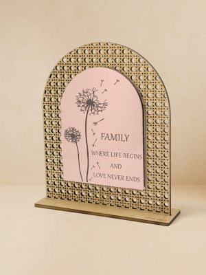 Ξύλινο επιτραπέζιο διακοσμητικό με μοτίβο rattan και καθρέπτης, χαραγμένο σχέδιο πικραλίδας και τη φράση «Family – where life begins and love never ends»