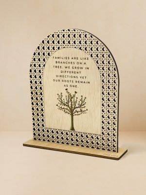Ξύλινο επιτραπέζιο διακοσμητικό με μοτίβο rattan και χαραγμένη φράση για την οικογένεια και σχέδιο δέντρου με ρίζες και κλαδιά.