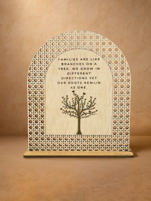 Ξύλινο επιτραπέζιο διακοσμητικό με μοτίβο rattan και χαραγμένη φράση για την οικογένεια και σχέδιο δέντρου με ρίζες και κλαδιά.