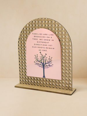 Ξύλινο επιτραπέζιο διακοσμητικό με μοτίβο rattan και καθρέπτη χρυσού χρώματος, χαραγμένη φράση για την οικογένεια και σχέδιο δέντρου με ρίζες και κλαδιά.