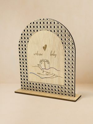 Ξύλινο επιτραπέζιο διακοσμητικό με μοτίβο rattan με χαραγμένο δέντρο με ρίζες και μήνυμα για την οικογένεια.