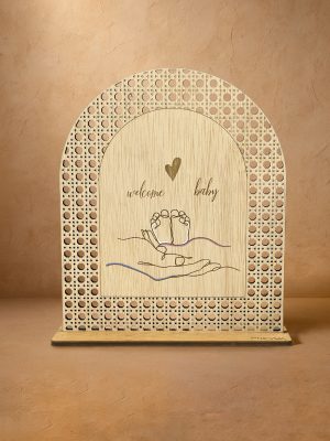 Ξύλινο επιτραπέζιο διακοσμητικό με μοτίβο rattan με χαραγμένο δέντρο με ρίζες και μήνυμα για την οικογένεια.