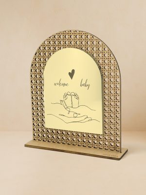 Ξύλινο επιτραπέζιο διακοσμητικό με μοτίβο rattan και καθρέπτη χρυσού χρώματος, χαραγμένο δέντρο με ρίζες και μήνυμα για την οικογένεια.