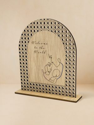 Ξύλινο επιτραπέζιο διακοσμητικό με μοτίβο rattan. χαραγμένο «Welcome to the World» και σχέδιο oneline γονιού με βρέφος.