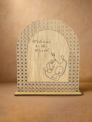 Ξύλινο επιτραπέζιο διακοσμητικό με μοτίβο rattan. χαραγμένο «Welcome to the World» και σχέδιο oneline γονιού με βρέφος.