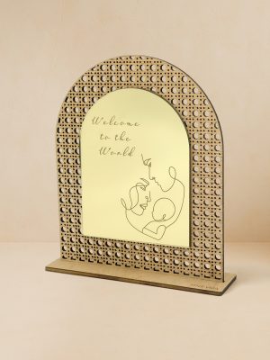 Ξύλινο επιτραπέζιο διακοσμητικό με μοτίβο rattan και καθρέπτη. χαραγμένο «Welcome to the World» και σχέδιο oneline γονιού με βρέφος.