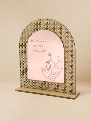 Ξύλινο επιτραπέζιο διακοσμητικό με μοτίβο rattan και καθρέπτη. χαραγμένο «Welcome to the World» και σχέδιο oneline γονιού με βρέφος.