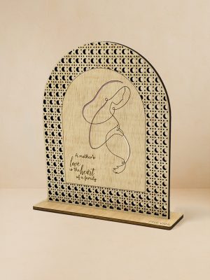 Ξύλινο επιτραπέζιο διακοσμητικό με μοτίβο rattan με τη φράση «A mother’s love is the heart of a family» και oneline σχέδιο μητέρας.