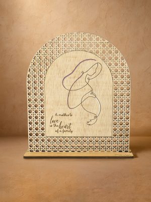 Ξύλινο επιτραπέζιο διακοσμητικό με μοτίβο rattan με τη φράση «A mother’s love is the heart of a family» και oneline σχέδιο μητέρας.