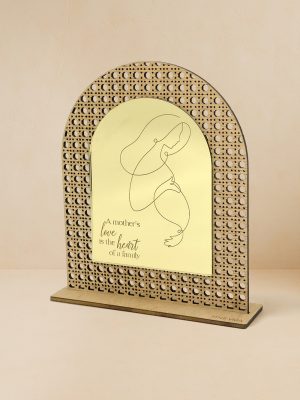 Ξύλινο επιτραπέζιο διακοσμητικό με μοτίβο rattan και καθρέπτη χρυσού χρώματος, με τη φράση «A mother’s love is the heart of a family» και oneline σχέδιο μητέρας.