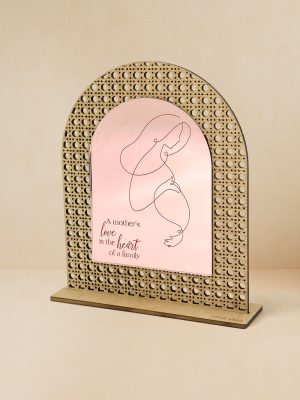 Ξύλινο επιτραπέζιο διακοσμητικό με μοτίβο rattan και καθρέπτη χρυσού χρώματος, με τη φράση «A mother’s love is the heart of a family» και oneline σχέδιο μητέρας.