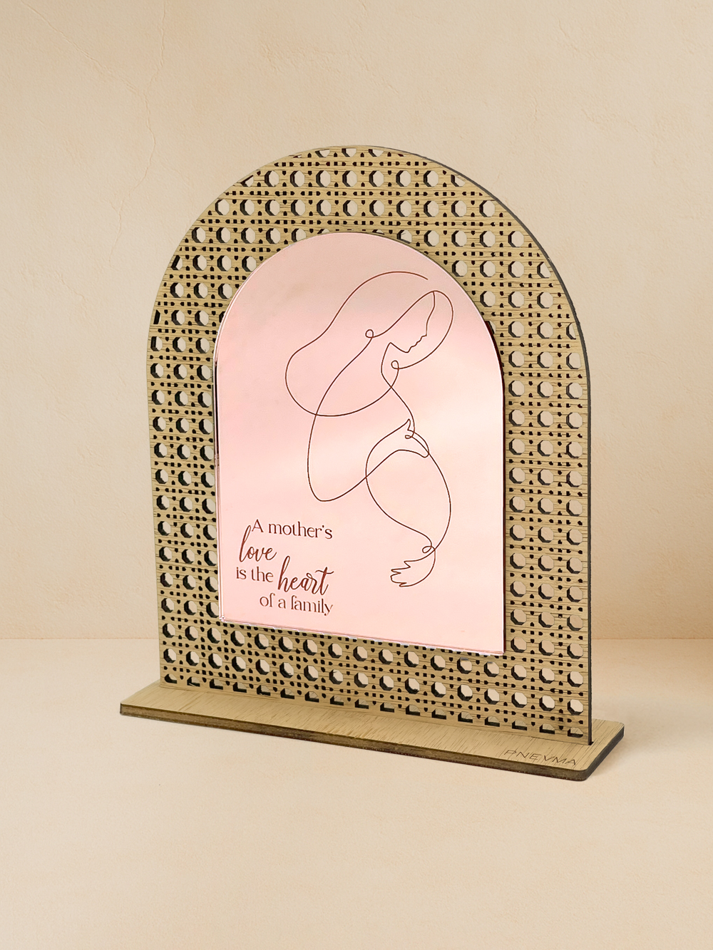 Ξύλινο επιτραπέζιο διακοσμητικό με μοτίβο rattan και καθρέπτη χρυσού χρώματος, με τη φράση «A mother’s love is the heart of a family» και oneline σχέδιο μητέρας.