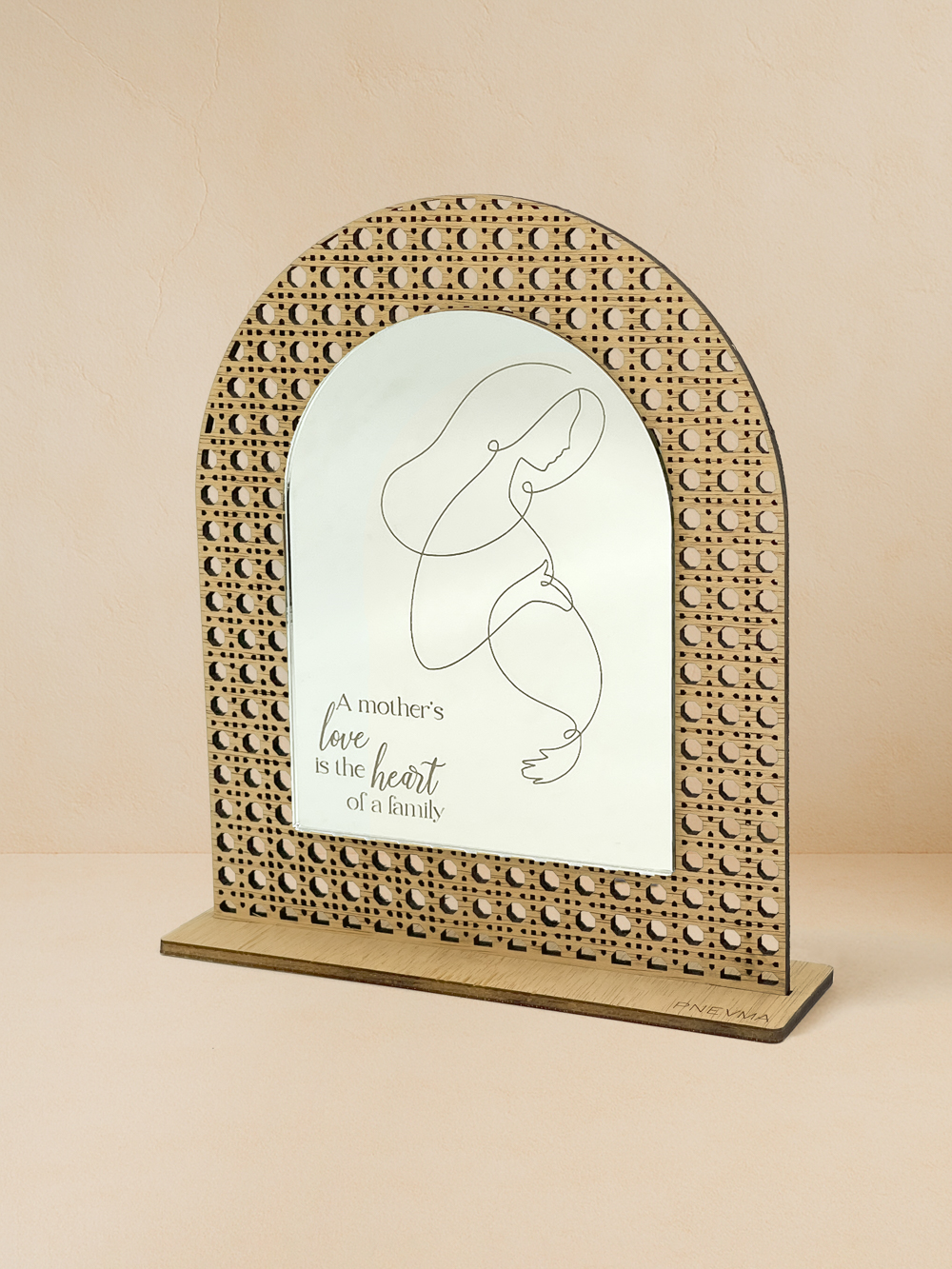 Ξύλινο επιτραπέζιο διακοσμητικό με μοτίβο rattan και καθρέπτη χρυσού χρώματος, με τη φράση «A mother’s love is the heart of a family» και oneline σχέδιο μητέρας.