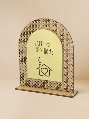 Ξύλινο επιτραπέζιο διακοσμητικό με μοτίβο rattan και καθρέπτη χρυσού χρώματος, χαραγμένο μήνυμα «Happy New Home» με σπιτάκι με καρδιά.