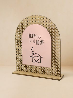 Ξύλινο επιτραπέζιο διακοσμητικό με μοτίβο rattan και καθρέπτη χρυσού χρώματος, χαραγμένο μήνυμα «Happy New Home» με σπιτάκι με καρδιά.
