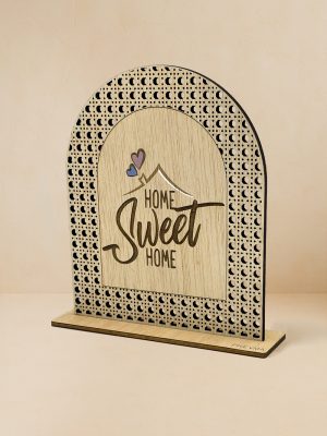 Ξύλινο επιτραπέζιο διακοσμητικό με μοτίβο rattan και χαραγμένο μήνυμα «Home Sweet Home» με δυο καρδιές.