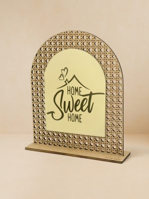 Ξύλινο επιτραπέζιο διακοσμητικό με μοτίβο rattan και καθρέπτη χρυσού χρώματος, χαραγμένο μήνυμα «Home Sweet Home» με δυο καρδιές.