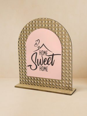 Ξύλινο επιτραπέζιο διακοσμητικό με μοτίβο rattan και καθρέπτη χρυσού χρώματος, χαραγμένο μήνυμα «Home Sweet Home» με δυο καρδιές.