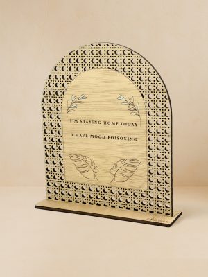 Ξύλινο επιτραπέζιο διακοσμητικό με μοτίβο rattan και, χαραγμένη φράση «Σήμερα μένω σπίτι, έχω τοξική διάθεση» με βοτανικά μοτίβα.