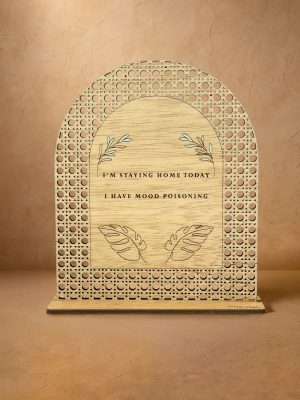 Ξύλινο επιτραπέζιο διακοσμητικό με μοτίβο rattan και, χαραγμένη φράση «Σήμερα μένω σπίτι, έχω τοξική διάθεση» με βοτανικά μοτίβα.