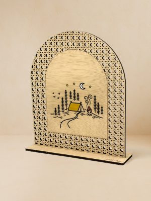Ξύλινο επιτραπέζιο διακοσμητικό με μοτίβο rattan, χαραγμένη νυχτερινή σκηνή κάμπινγκ με σκηνή, φωτιά και σελήνη.