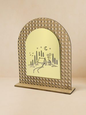Ξύλινο επιτραπέζιο διακοσμητικό με μοτίβο rattan και καθρέπτη, χαραγμένη νυχτερινή σκηνή κάμπινγκ με σκηνή, φωτιά και σελήνη.