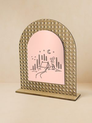 Ξύλινο επιτραπέζιο διακοσμητικό με μοτίβο rattan και καθρέπτη, χαραγμένη νυχτερινή σκηνή κάμπινγκ με σκηνή, φωτιά και σελήνη.