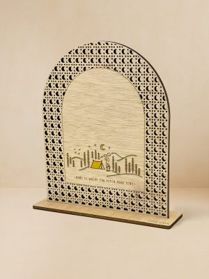 Ξύλινο επιτραπέζιο διακοσμητικό με μοτίβο rattan, χαραγμένη σκηνή σε λόφους και φράση «Σπίτι είναι όπου στήνεις τη σκηνή σου».