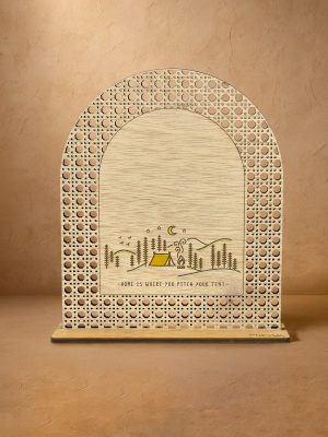 Ξύλινο επιτραπέζιο διακοσμητικό με μοτίβο rattan, χαραγμένη σκηνή σε λόφους και φράση «Σπίτι είναι όπου στήνεις τη σκηνή σου».