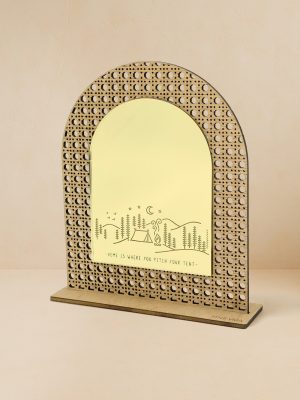 Ξύλινο επιτραπέζιο διακοσμητικό με μοτίβο rattan και καθρέπτη, χαραγμένη σκηνή σε λόφους και φράση «Σπίτι είναι όπου στήνεις τη σκηνή σου».