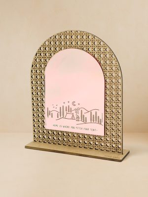Ξύλινο επιτραπέζιο διακοσμητικό με μοτίβο rattan και καθρέπτη, χαραγμένη σκηνή σε λόφους και φράση «Σπίτι είναι όπου στήνεις τη σκηνή σου».
