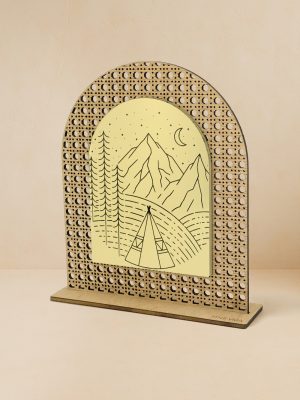 Ξύλινο επιτραπέζιο διακοσμητικό με μοτίβο rattan και καθρέπτη, χαραγμένο ορεινό τοπίο με σκηνή και σελήνη.