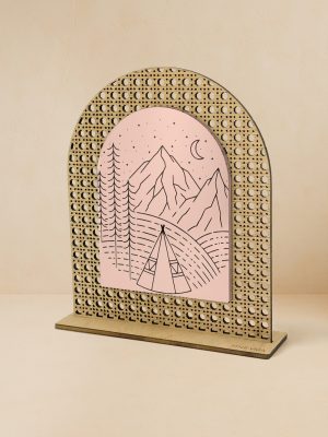 Ξύλινο επιτραπέζιο διακοσμητικό με μοτίβο rattan και καθρέπτη, χαραγμένο ορεινό τοπίο με σκηνή και σελήνη.