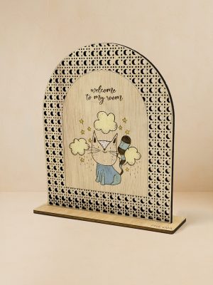 Ξύλινο επιτραπέζιο διακοσμητικό με μοτίβο rattan και γάτα με σύννεφα και αστέρια και μήνυμα «welcome to my room».